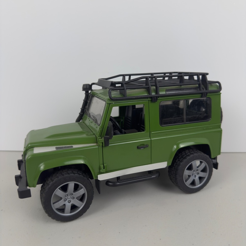 Bruder Land Rover Defender Station Wagon Green 1:16 Scale Toy Vehicle 02590 11in